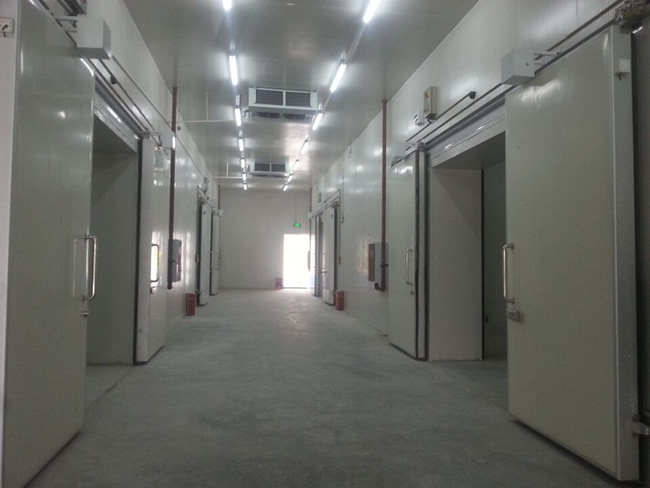 冷庫設計需要考慮幾個方面的因素，一般來講分為這五個因素。 1、庫址建筑的改造方案：一般這點是針對大中型規模的建設而言。設計時需要考慮土地的平整，根據庫房的結構來布置